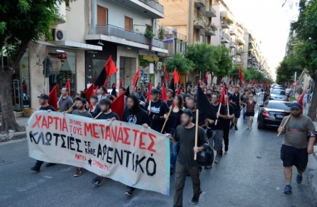 Χαρτιά σε όλους τους μετανάστες, κλωτσιές σε κάθε αφεντικό