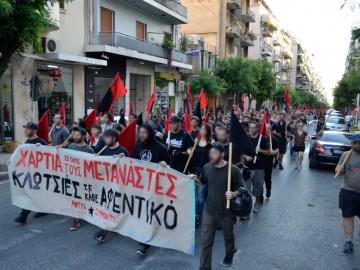 Χαρτιά σε όλους τους μετανάστες, κλωτσιές σε κάθε αφεντικό