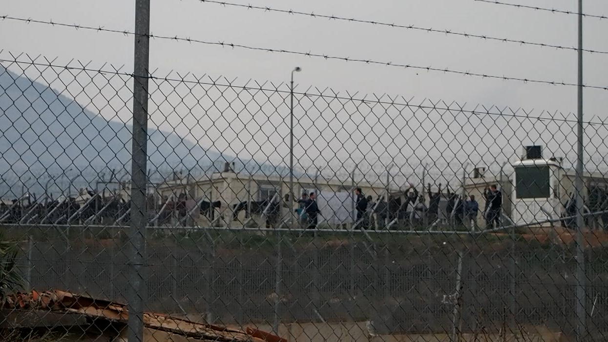 Συγκέντρωση αλληλεγγύης στους φυλακισμένους μετανάστες απεργούς πείνας έξω απ’ την Αμυγδαλέζα