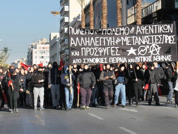 Φωτογραφίες από τη διαδήλωση ενάντια στον πόλεμο και αλληλεγγύης στους μετανάστες στον Πειραιά